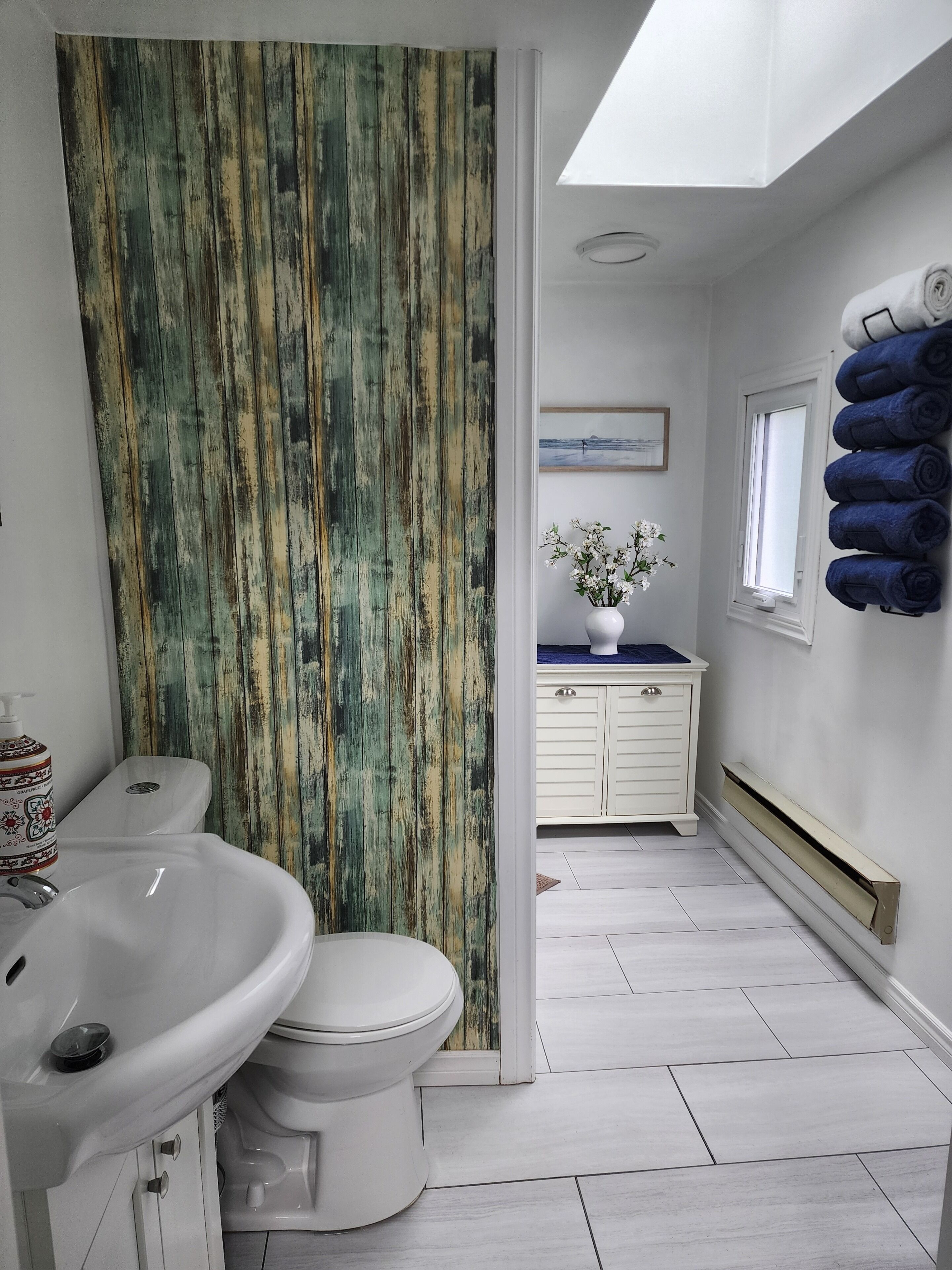 Een douche, een haardroger, handdoeken, zeep