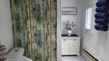 Een douche, een haardroger, handdoeken, zeep