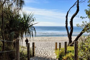 Beach nearby - Island Retreat Mudjimba - 200m to the beach (Coolum Region)