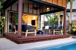 Terrace/patio - Island Retreat Mudjimba - 200m to the beach (Coolum Region)