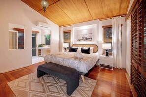 Desk, iron/ironing board, travel cot, WiFi - Island Retreat Mudjimba - 200m to the beach (Coolum Region)