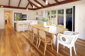Dining - The Mudjimba Beach House - 150m to the beach (Coolum Region)
