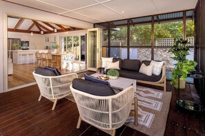 Interior - The Mudjimba Beach House - 150m to the beach (Coolum Region)
