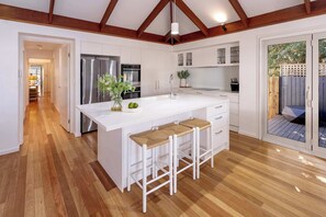 Interior - The Mudjimba Beach House - 150m to the beach (Coolum Region)