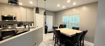 The Fairburn Luxe Retreat! Fantastic 3-bedroom home, MINUTES AWAY FROM AIRPORT!