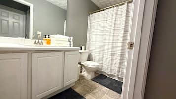 Bañera de hidromasaje, secador de pelo, toallas y jabón
