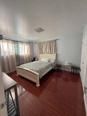Internet, bed sheets - Comfortable Family Home: Spacious 3BR with Laundry & Kitchen (Garden Grove)
