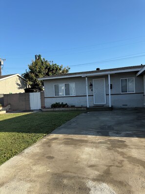 Exterior - Comfortable Family Home: Spacious 3BR with Laundry & Kitchen (Garden Grove)