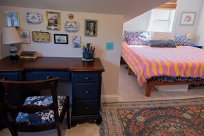 4 bedrooms, WiFi, bed sheets - Pet-friendly Bryn Mawr Gem on Quiet Street: 9-min Walk to Train to Philly/NJ/NYC (Bryn Mawr)