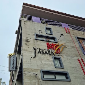 Exterior detail - Jasaen Stylish Hotel (Bangkok)