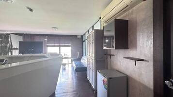 Economy Room, Multiple Beds, Non Smoking, Shared Bathroom | Interior