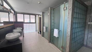 Economy Room, Multiple Beds, Non Smoking, Shared Bathroom | Bathroom