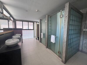Kamar Ekonomi, Beberapa Tempat Tidur, Bebas Asap Rokok, kamar mandi umum | Kamar mandi | Shower, pengering rambut, handuk, dan sabun