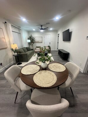Dining - Chic & Cozy Getaway Near Downtown Porterville (Porterville)