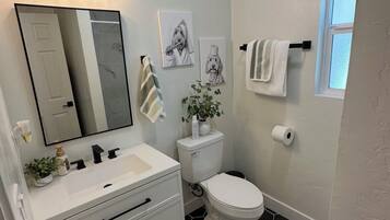 Dusche, Haartrockner, Handtücher, Toilettenpapier