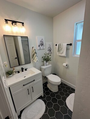 Bathroom - Chic & Cozy Getaway Near Downtown Porterville (Porterville)