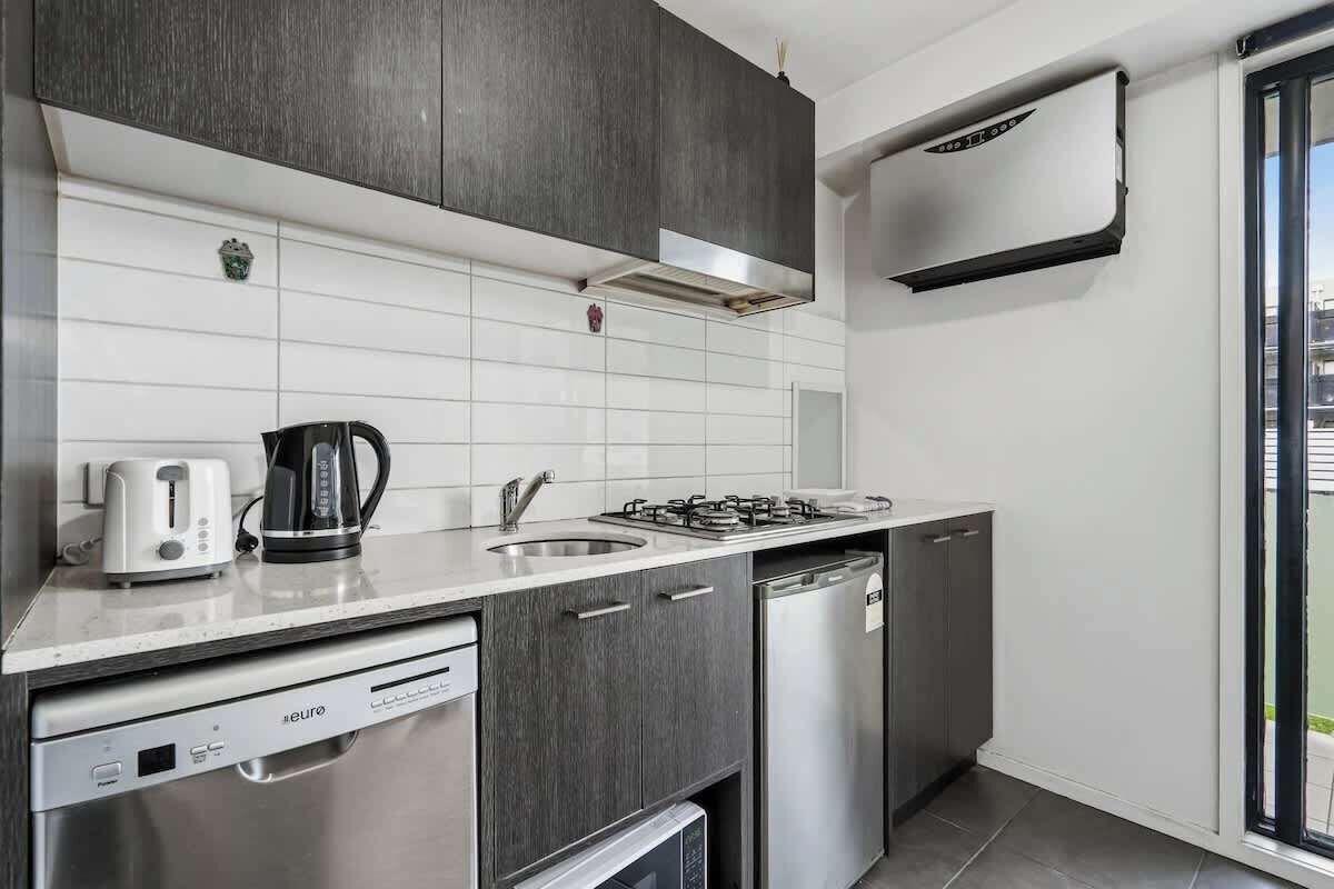 Fridge, microwave, stovetop, dishwasher