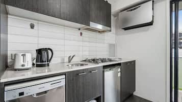 Fridge, microwave, stovetop, dishwasher