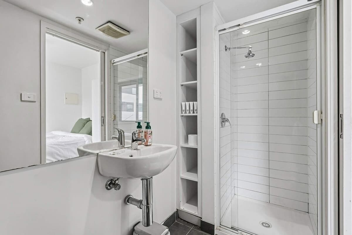 Shower, towels, shampoo