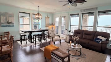 Smart TV, fireplace, books, stereo