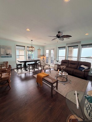 Smart TV, fireplace, books, stereo