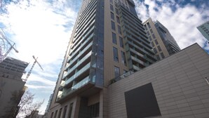 A high-rise building with multiple floors, large windows, and a modern architectural design. - Platinum Towers by Interhome (Warsaw)