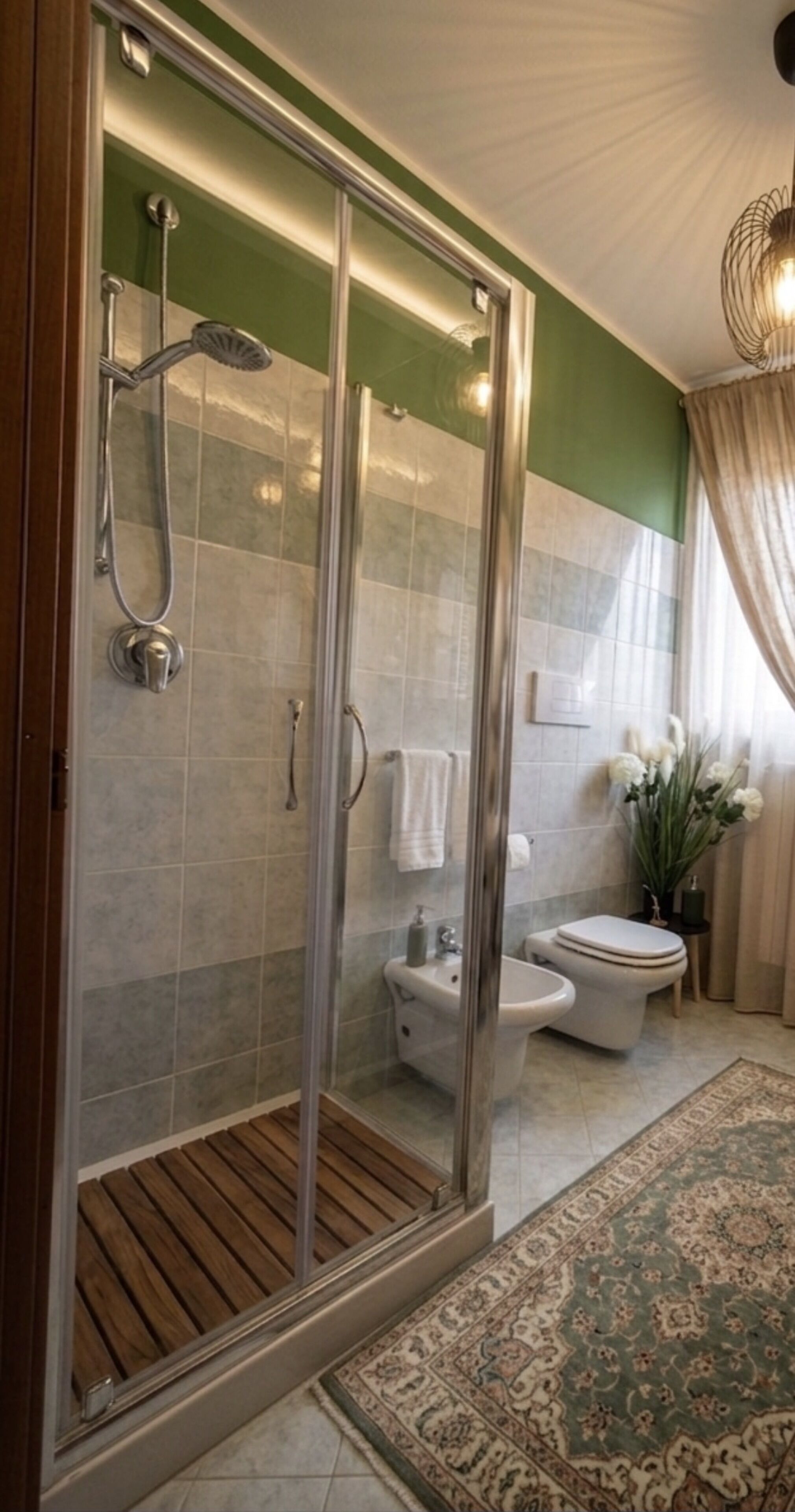 Un baño con ducha envuelta en vidrio, inodoro y bidé.
