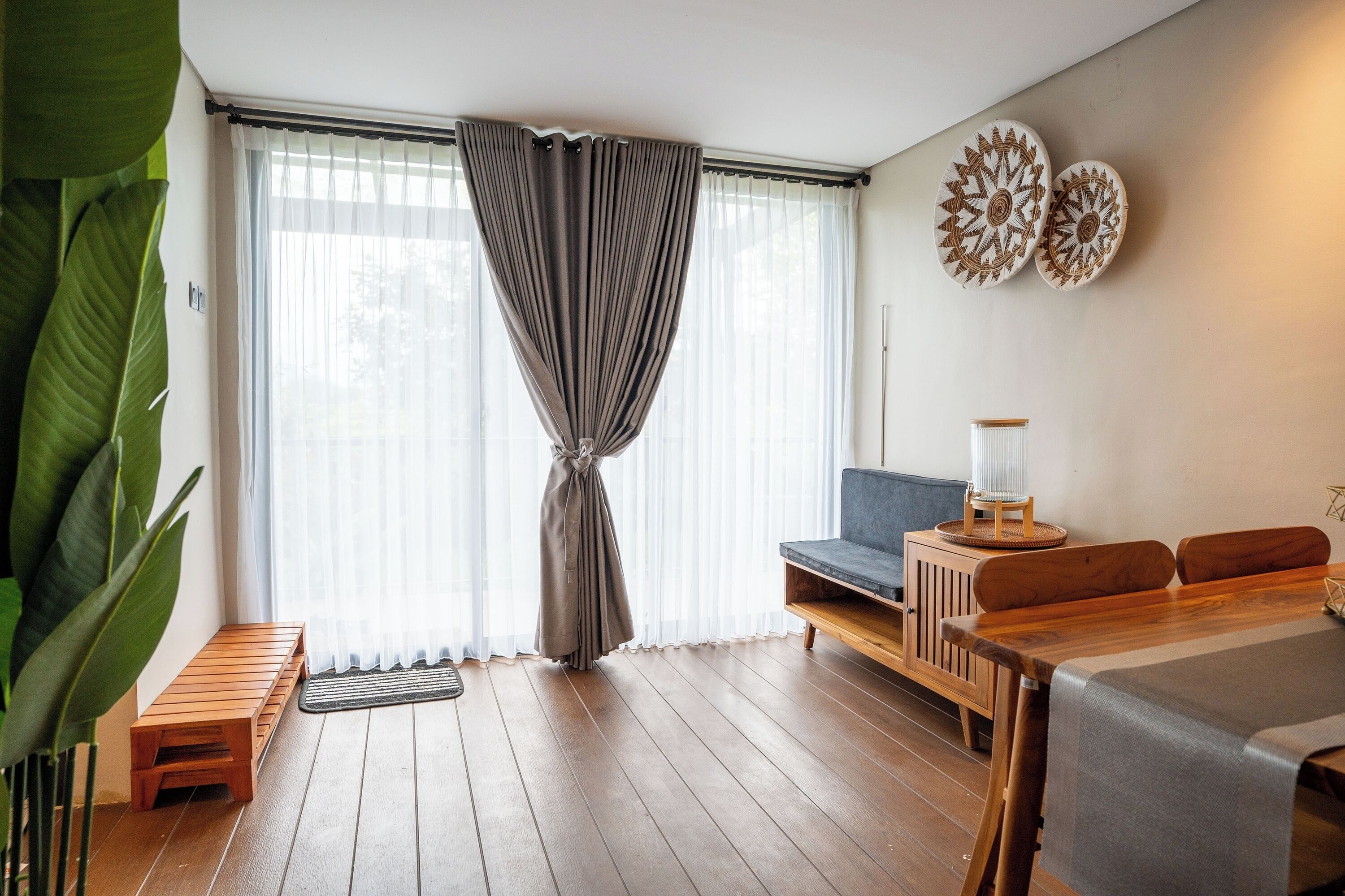Villa | Desk, iron/ironing board, bed sheets