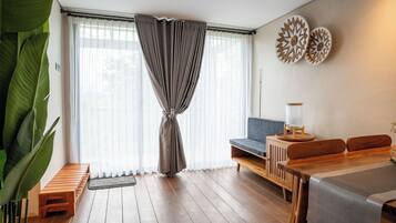 Villa | Desk, iron/ironing board, bed sheets