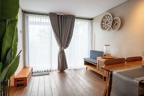 Huvila | Työpöytä, silitysrauta/-lauta, vuodevaatteet
