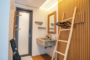 Desk, iron/ironing board, bed sheets - Tuju Villa Hamparan Syariah (Bogor)
