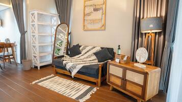 Escritorio, tabla de planchar con plancha y ropa de cama