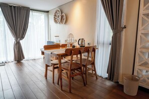 Desk, iron/ironing board, bed sheets - Tuju Villa Hamparan Syariah (Bogor)