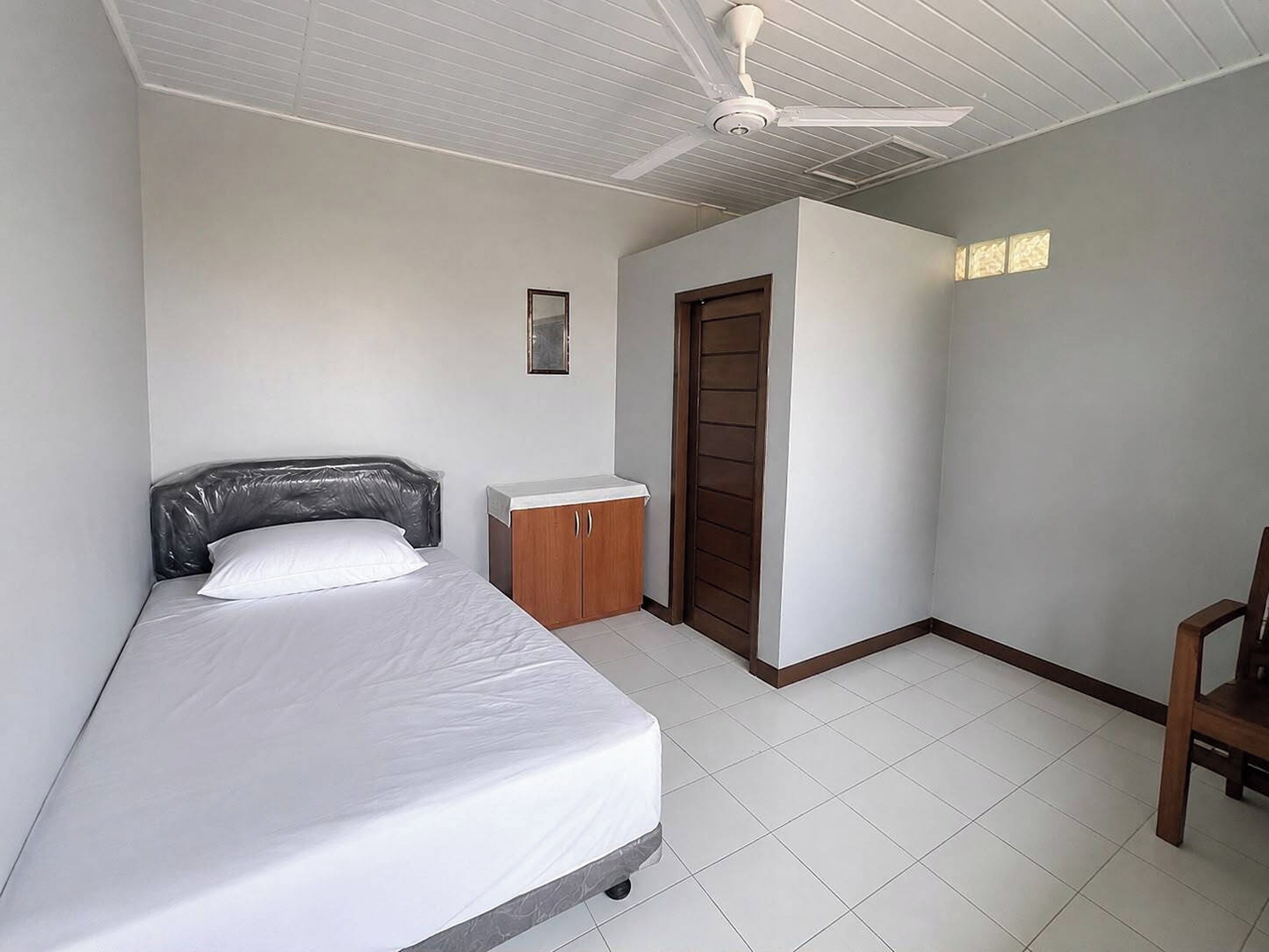 Quarto econômico | Escrivaninha, ferros/tábuas de passar roupa, Wi-Fi de cortesia