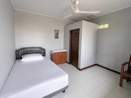 Quarto econômico | Escrivaninha, ferros/tábuas de passar roupa, Wi-Fi de cortesia