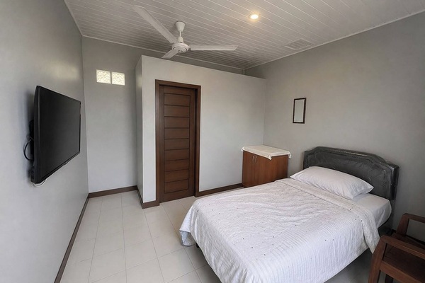 Economy Room | Desk, iron/ironing board (on request), WiFi (free), bed sheets