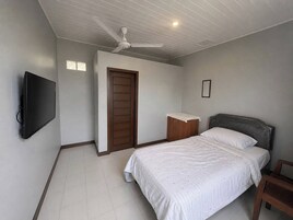 Habitación económica | Escritorio, tabla de planchar con plancha, wifi gratis y ropa de cama