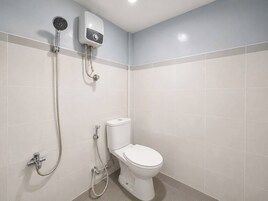 Ducha, artículos de higiene personal gratuitos, toallas y jabón