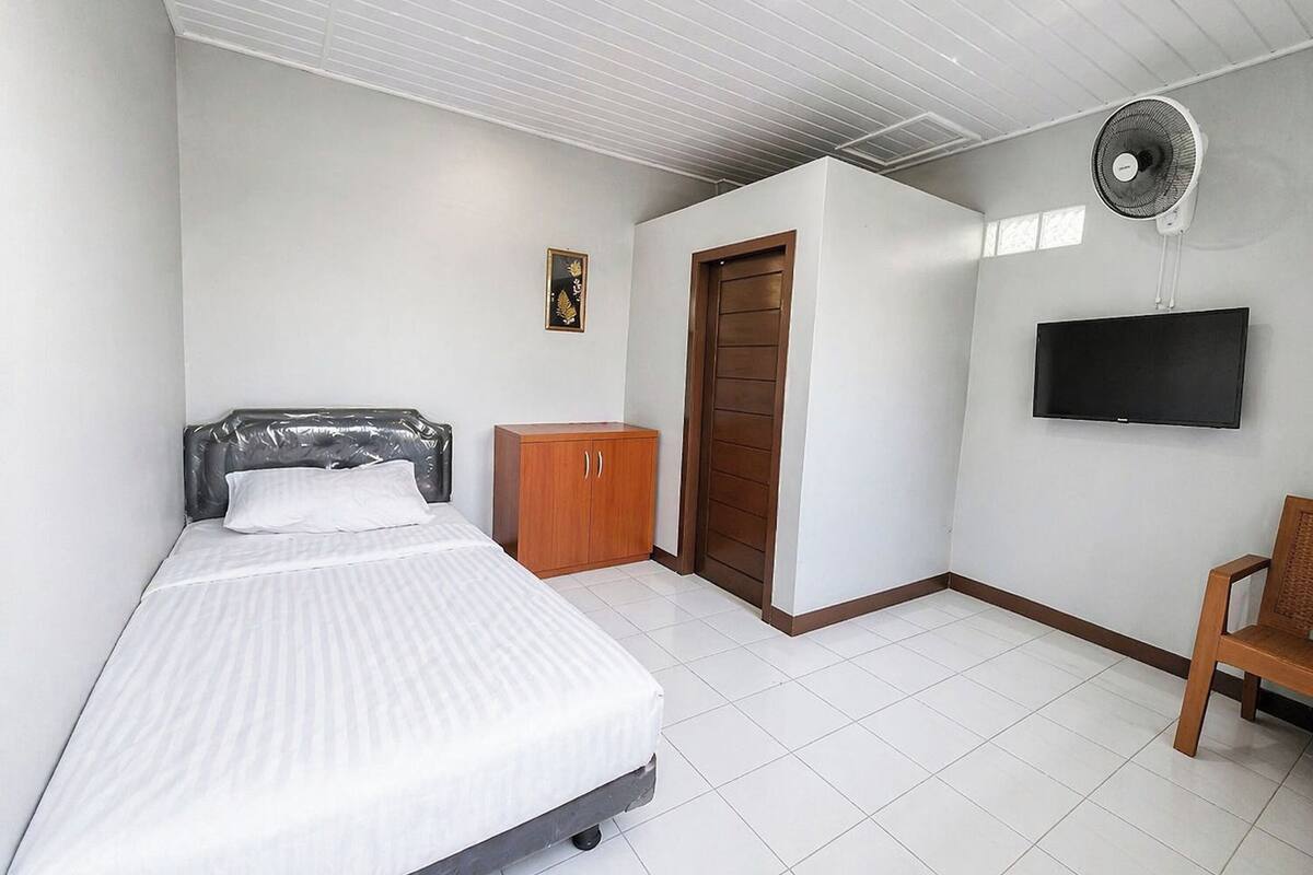 Escritorio, tabla de planchar con plancha, wifi gratis y ropa de cama 