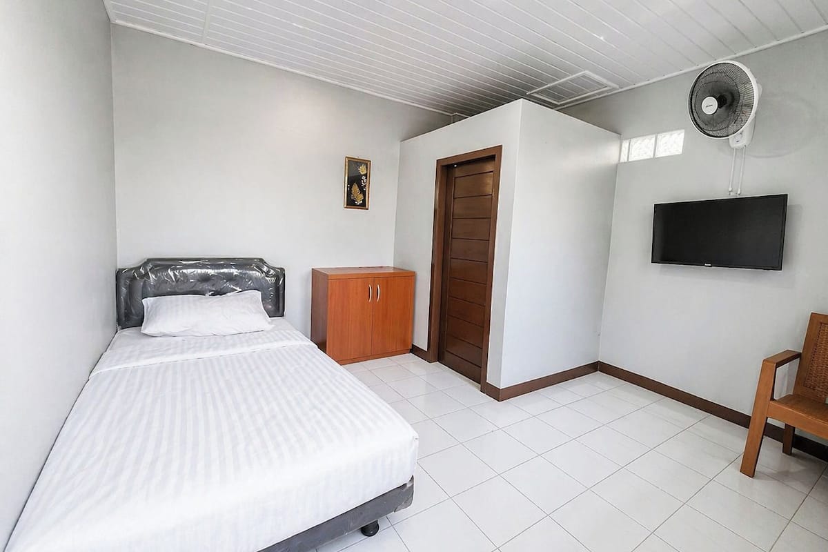 Economy Room | Desk, iron/ironing board, free WiFi, bed sheets