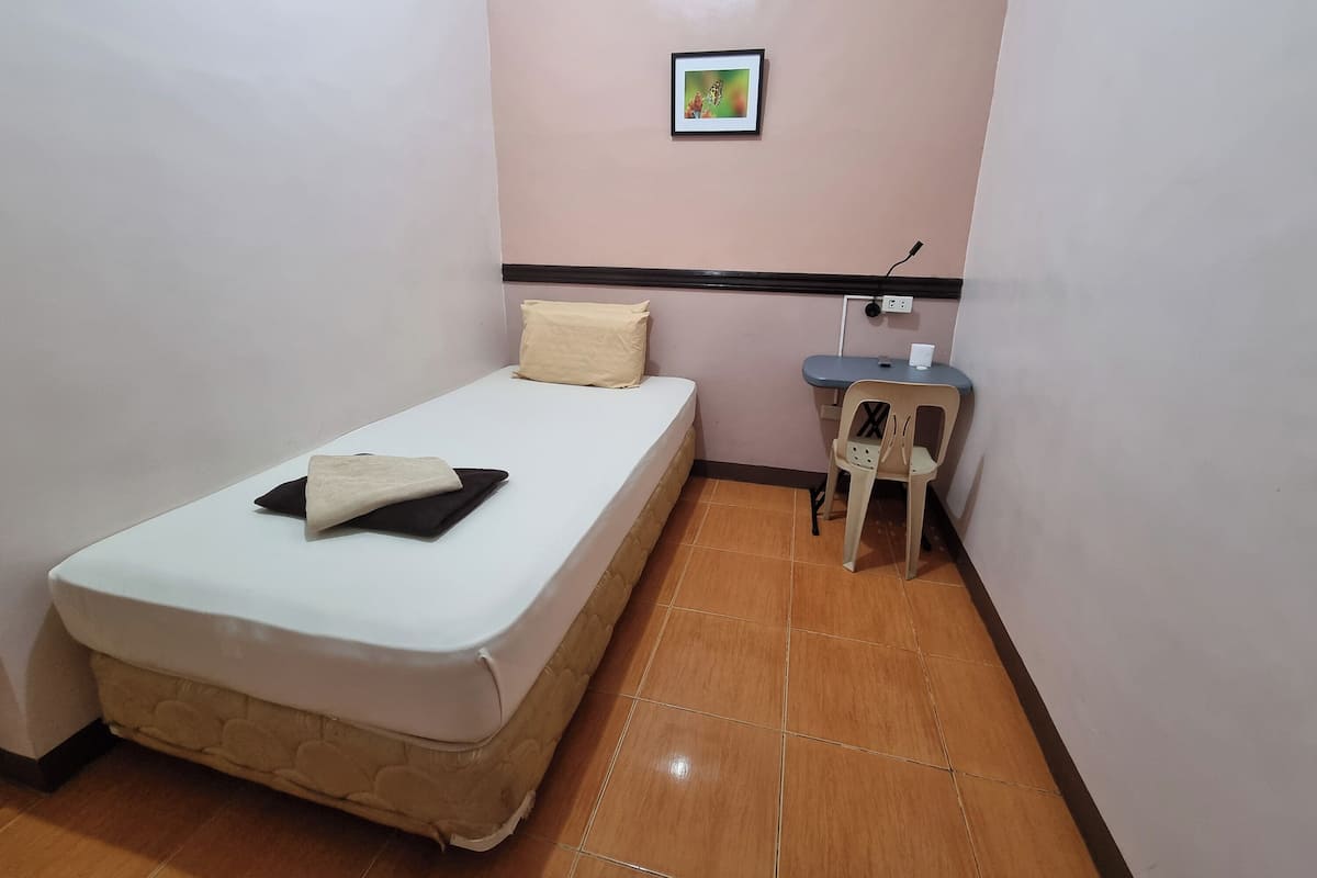 Single Room | Desk, free WiFi