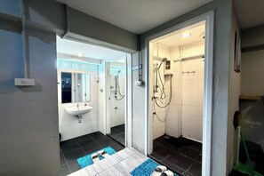 Chuveiro, chuveiro com efeito de chuva, produtos de toalete grátis 