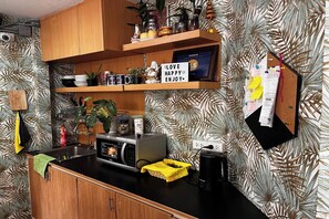 Refrigerador em uma área comum, micro-ondas em uma área comum