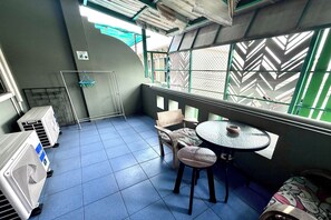 Chambre Familiale, salle de bains commune | Terrasse/Patio
