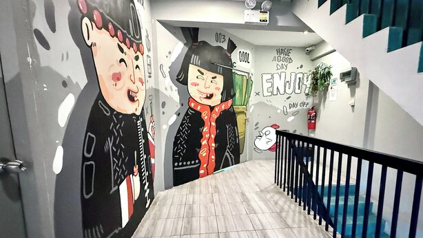 A hallway with a staircase, a fire extinguisher, and a wall with a motivational quote. - Lazy Gibbon 1 Chiang Mai - Tha Phae Gate (Chiang Mai)