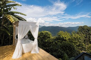 尊榮客房, 山景 | 迷你吧、書桌、免費無線上網、床單