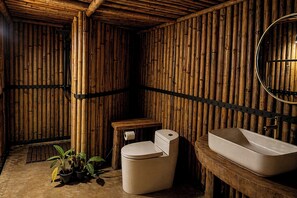 Luxe kamer | Badkamer | Een aparte badkuip en douche, een regendouche, gratis toiletartikelen