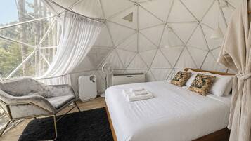 Premium Dome | Minibar, desk, free WiFi, bed sheets