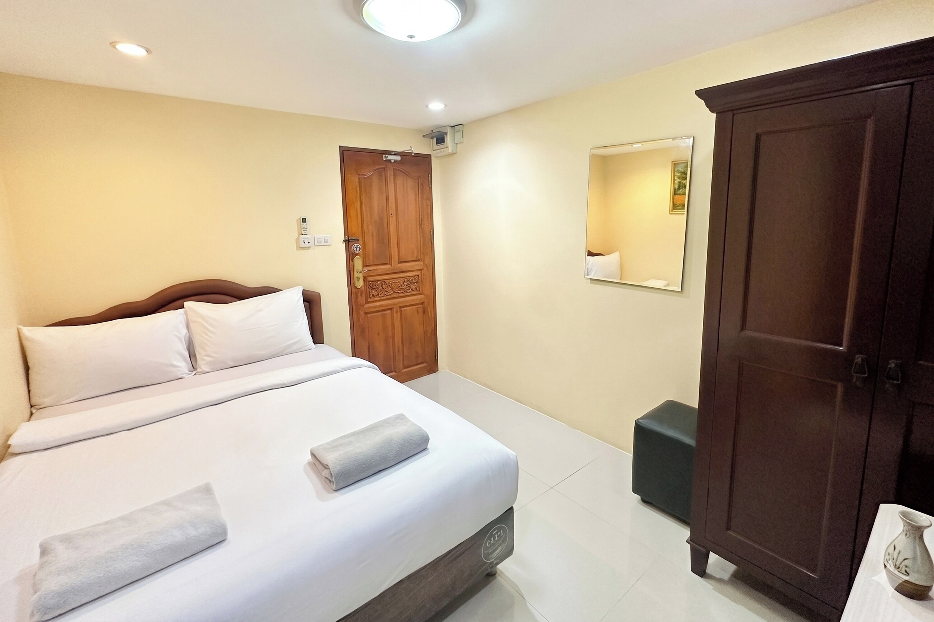 Deluxe Room | Desk, blackout curtains, rollaway beds, free WiFi