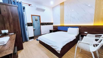 Deluxe kamer | Een bureau, een strijkplank/strijkijzer, gratis wifi, beddengoed
